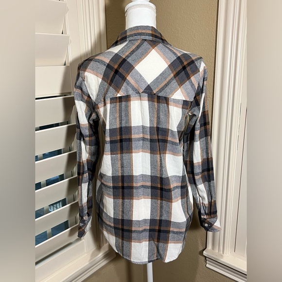 Weekends Women’s Plaid Button Down Sweater Shirt - Picture 4 of 4